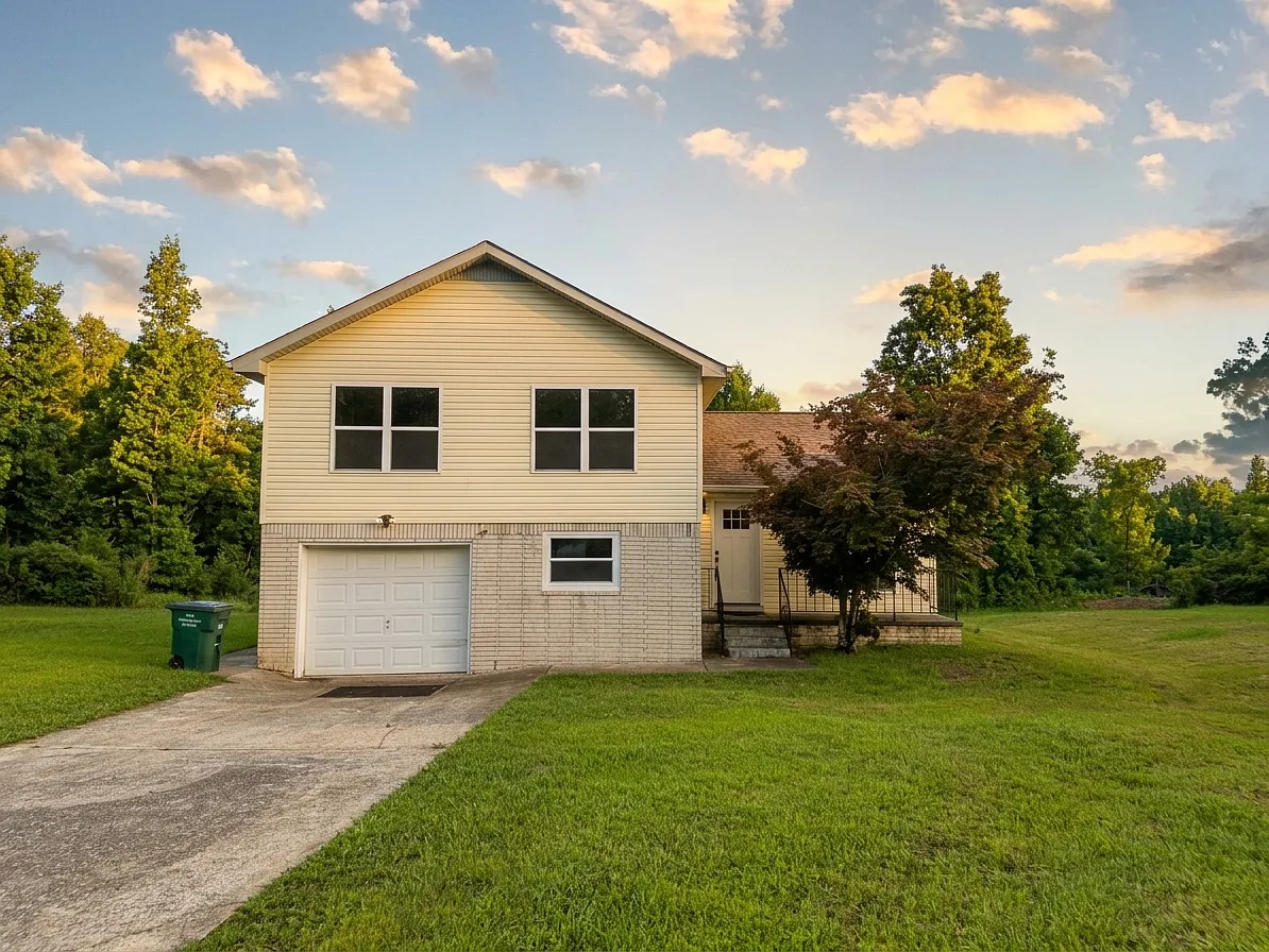 3 bed, 2.5 bath, 1625 sqft, $800 — Photo 1