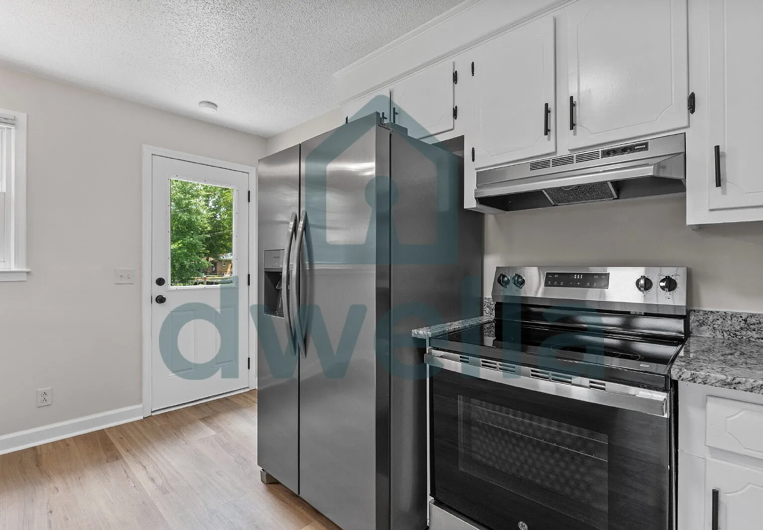 3 bed, 1.0 bath, 1005 sqft, $1,399 — Photo 3