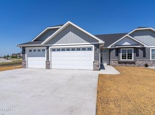 430 Cromwell Dr, Grand Forks, ND 58201