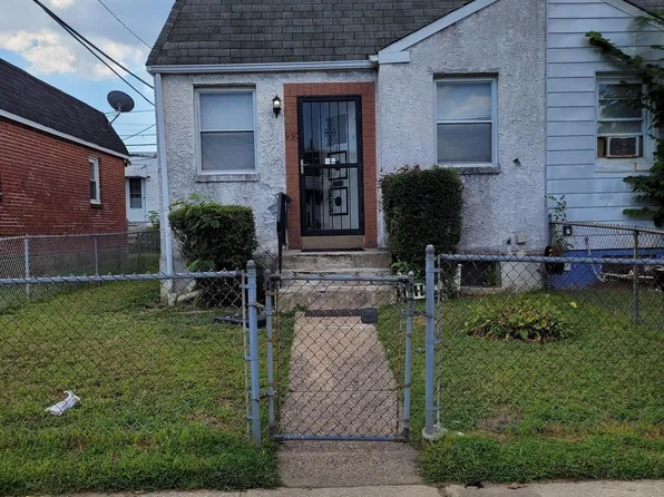 930 Pine Rd, Sharon Hill, PA 19079