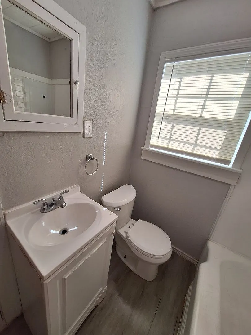 2 bedroom, 1 bath — Photo 4