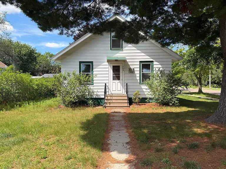 704 Gilbert St — Photo 1
