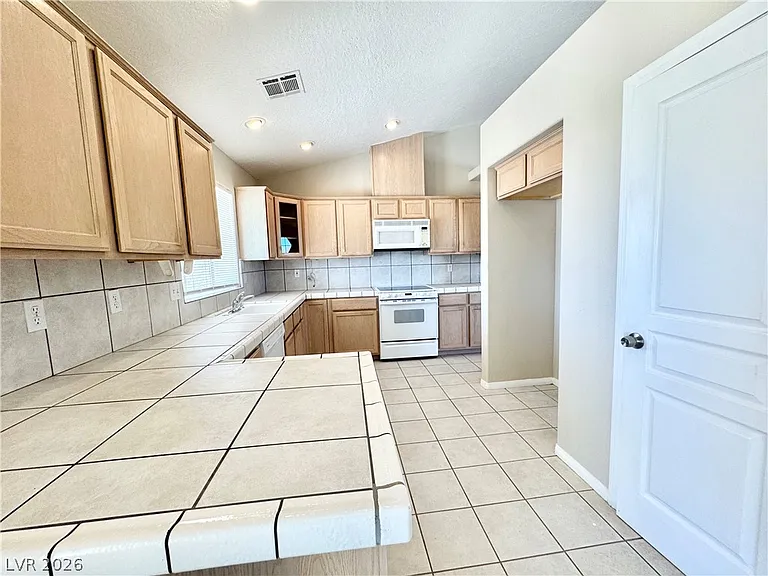 2671 N Murphy St — Photo 5
