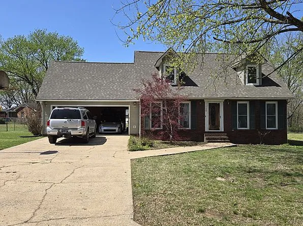 138 Cherokee Dr, Martin, TN 38237