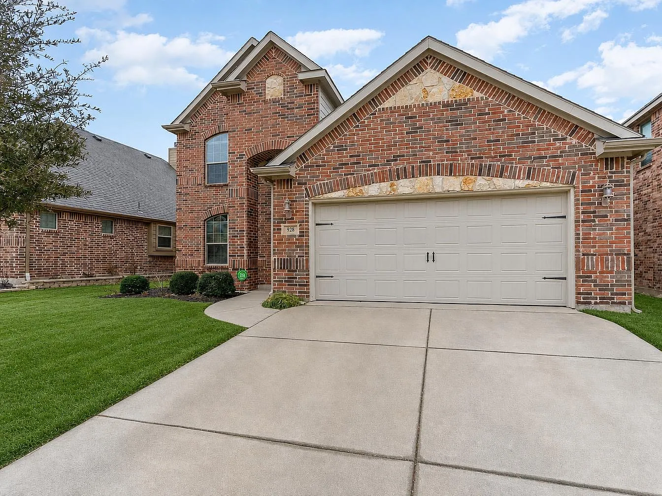 4 bed, 2.5 bath, 2605 sqft, $2,800 — Photo 1