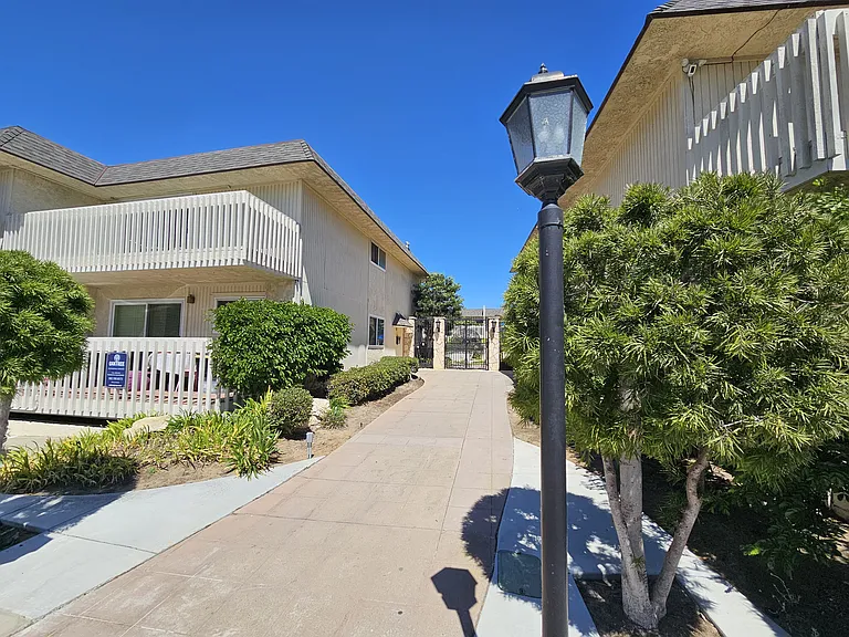 1200 Opal St — Photo 1