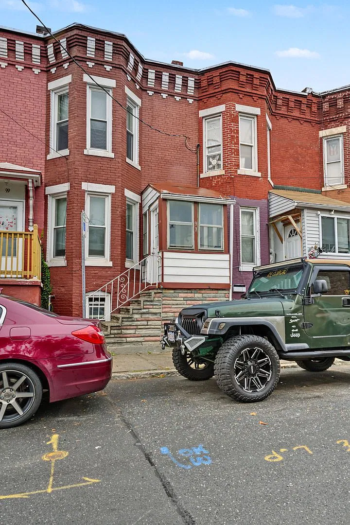 Newly Renovated 3 Bed, 1 Bath Apartment for Rent in Holyoke! — Photo 1