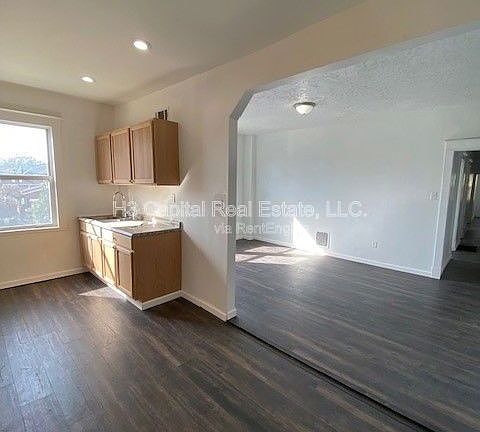 4th image of 2458 Benton St #A