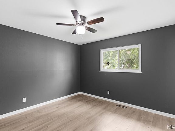 3rd image of 3 Petersburg Ct
