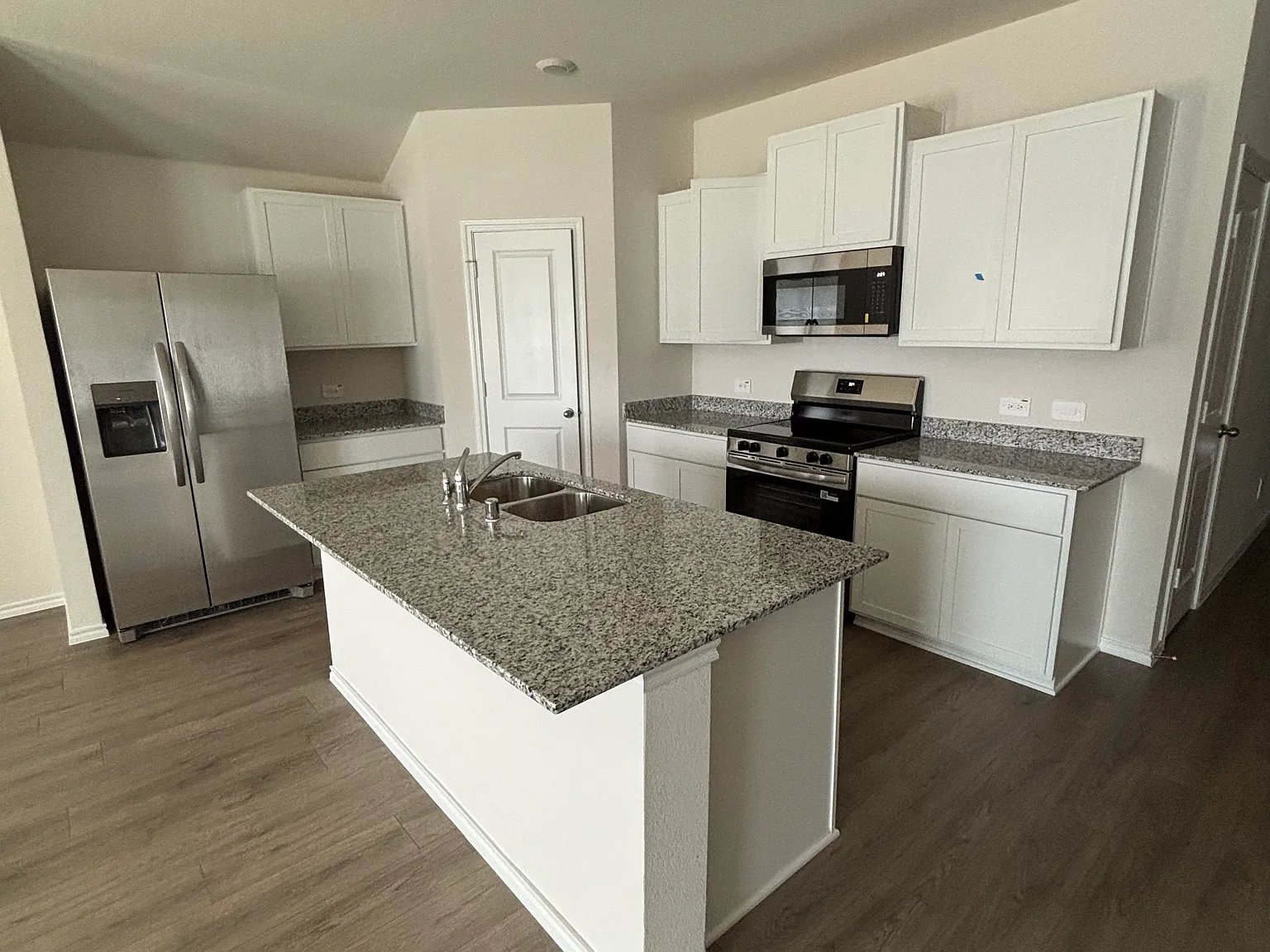 4 bed, 1800 sqft, $2,400 — Photo 3