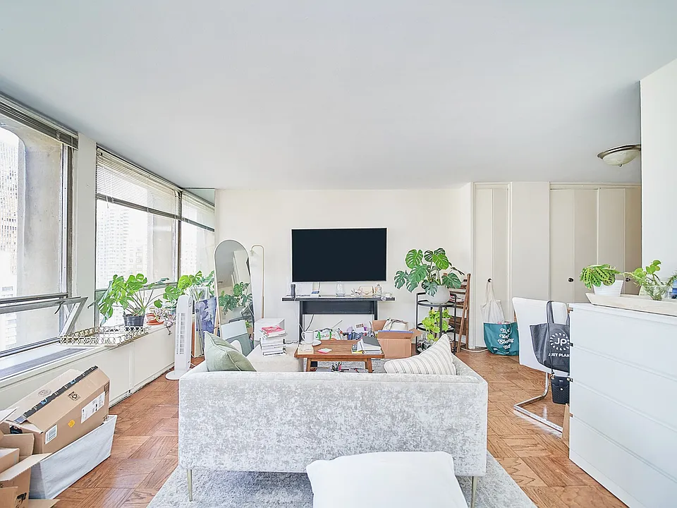 300 E 33rd St #16G