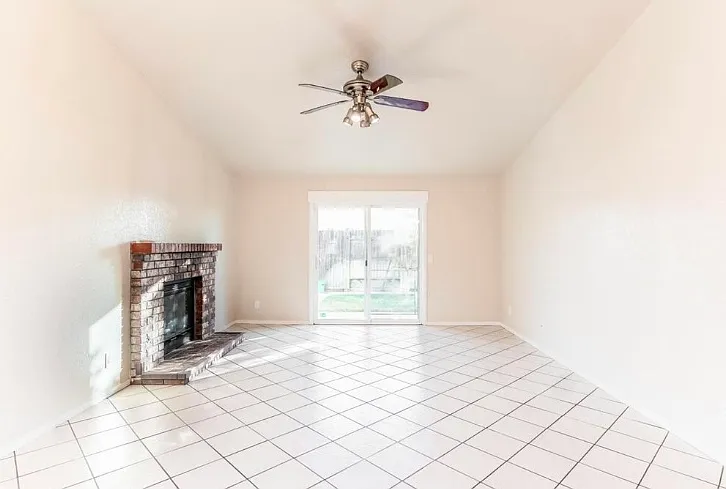 1304 Tyler Ct — Photo 3