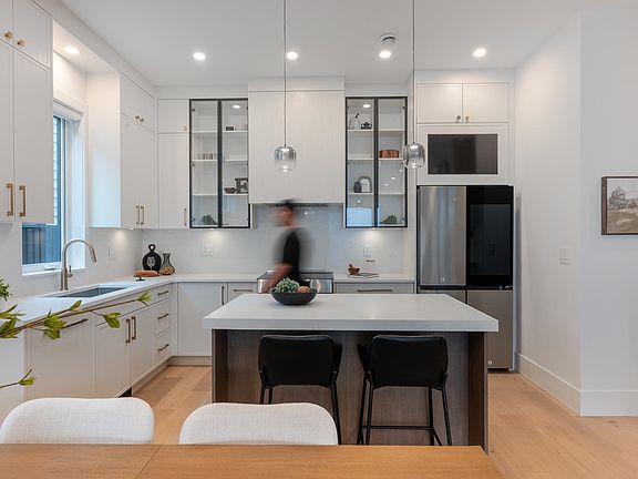 4th image of 3355 Flint St #101