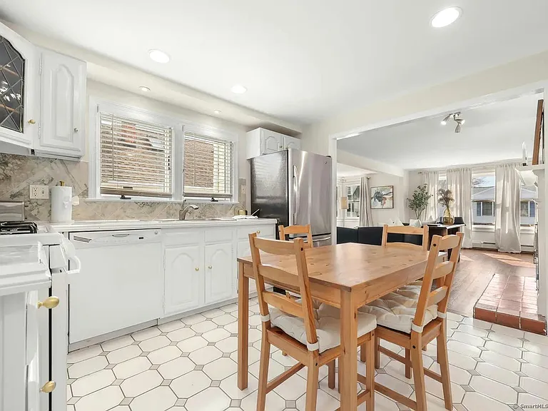 584 Courtland Ave — Photo 6