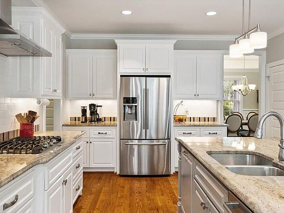 3rd image of 1404 Ivy Ln