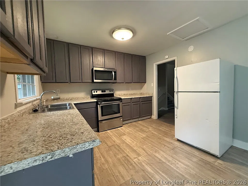 3 bed, 2.0 bath, 2150 sqft, $1,325 — Photo 3