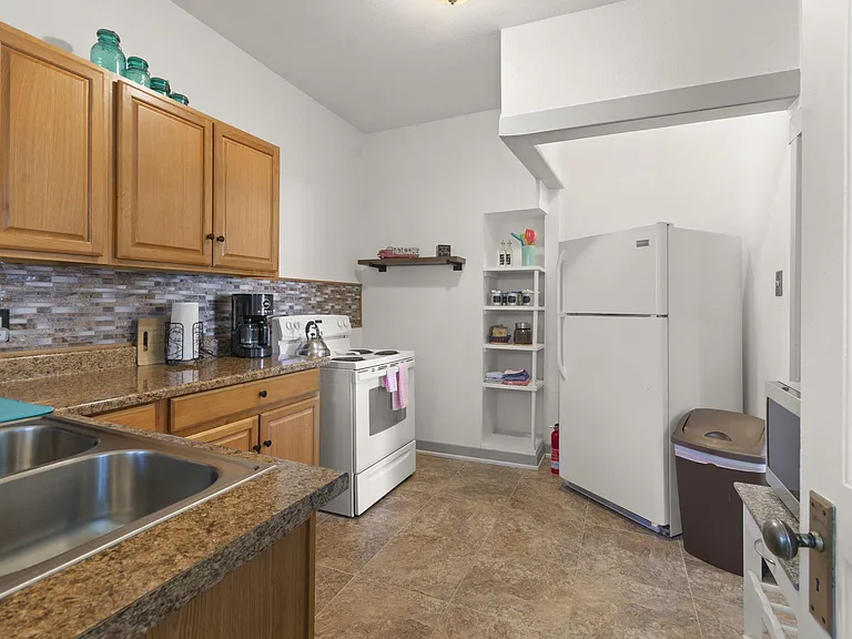 442-444 W 1st St #444 — Photo 9