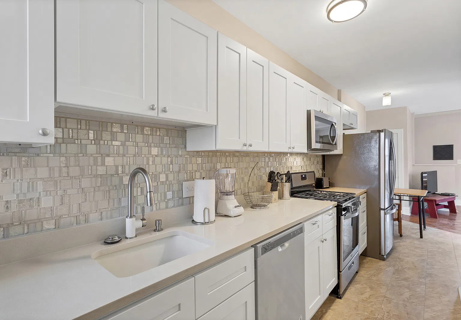 2 bed, 700 sqft, $2,200 — Photo 2