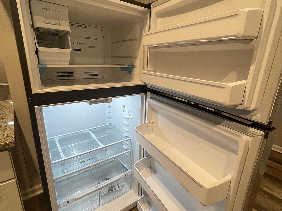 Fridge (w/ icemaker)