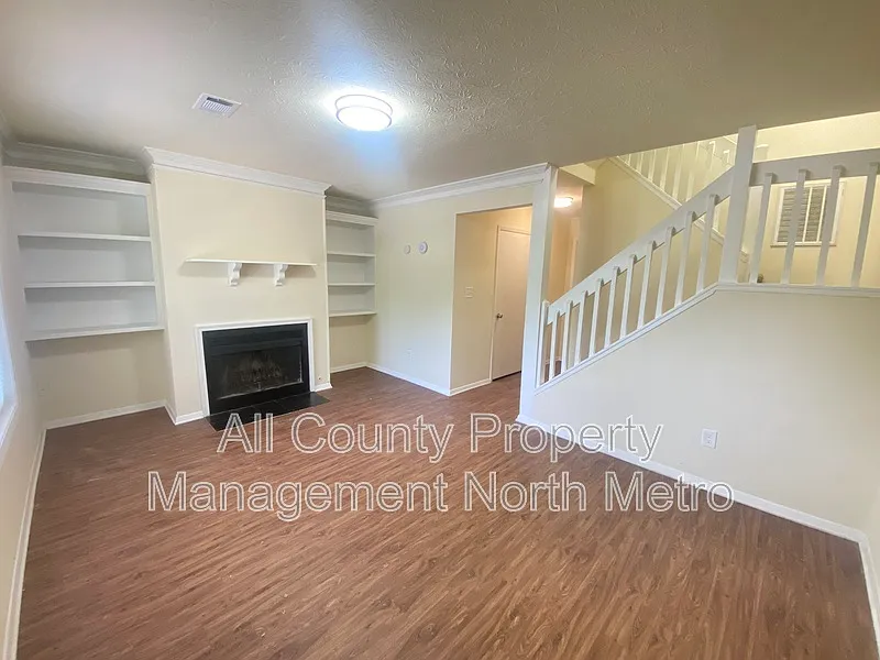 3 bed, 2.0 bath, 1600 sqft, $1,800 — Photo 2