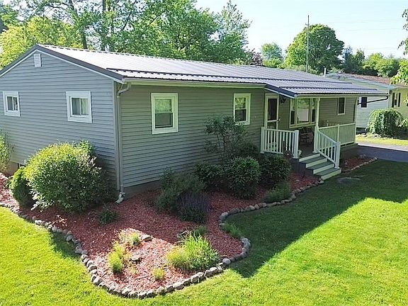 3rd image of 32 Meadowbrook Dr