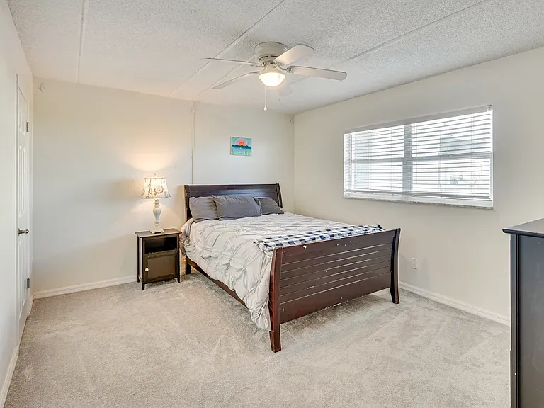 Bedroom Queen/Dresser, night stand