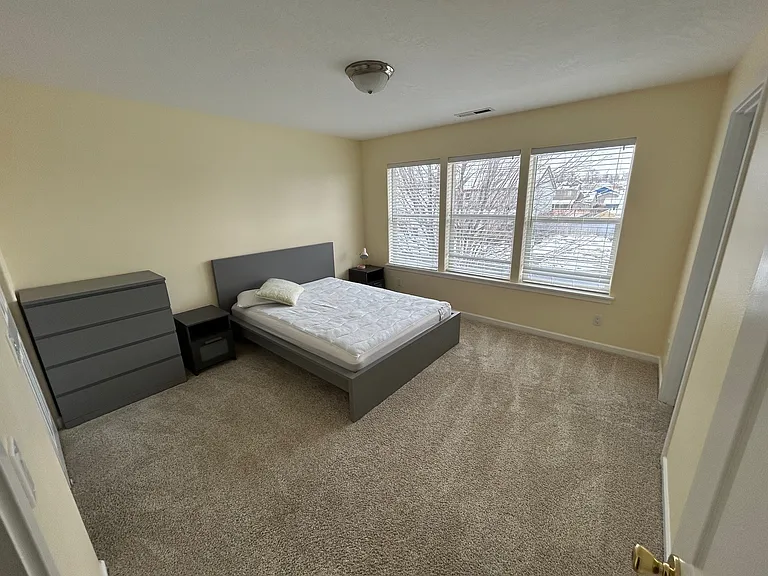 1467 NE Sandstone Ave — Photo 3