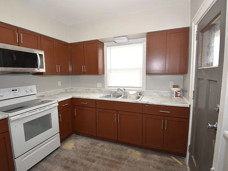 118-120 W 8th St — Photo 7