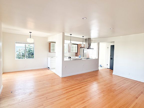 5th image of 912 11th St APT A