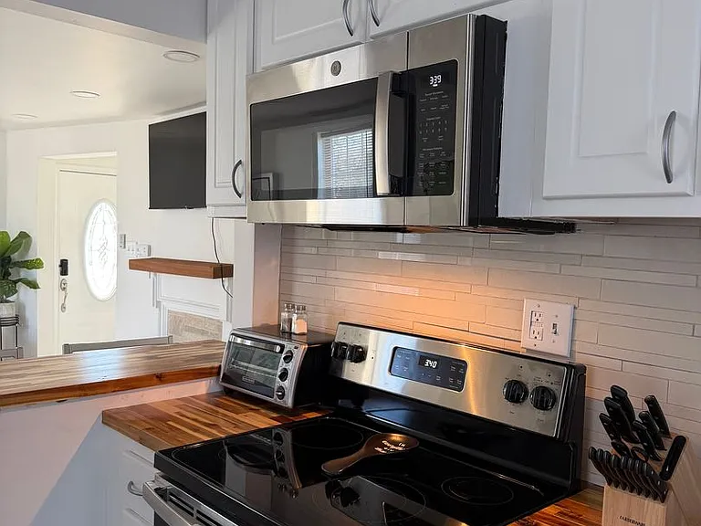 732 Hughes St — Photo 2