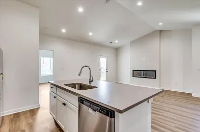 3 bed, 1255 sqft, $1,595 — Photo 2