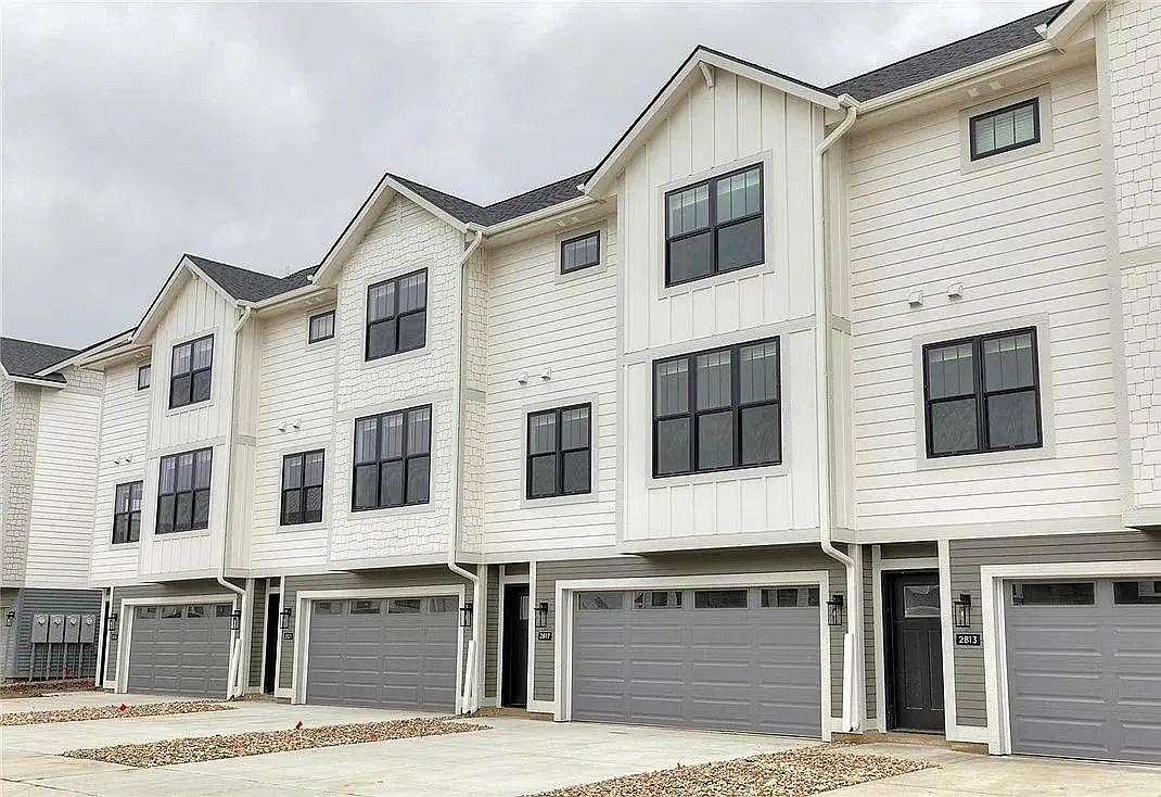 2825 SW Prairie Trail Pkwy — Photo 2