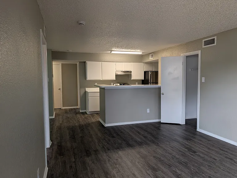 Lakeview Apartments — Photo 48
