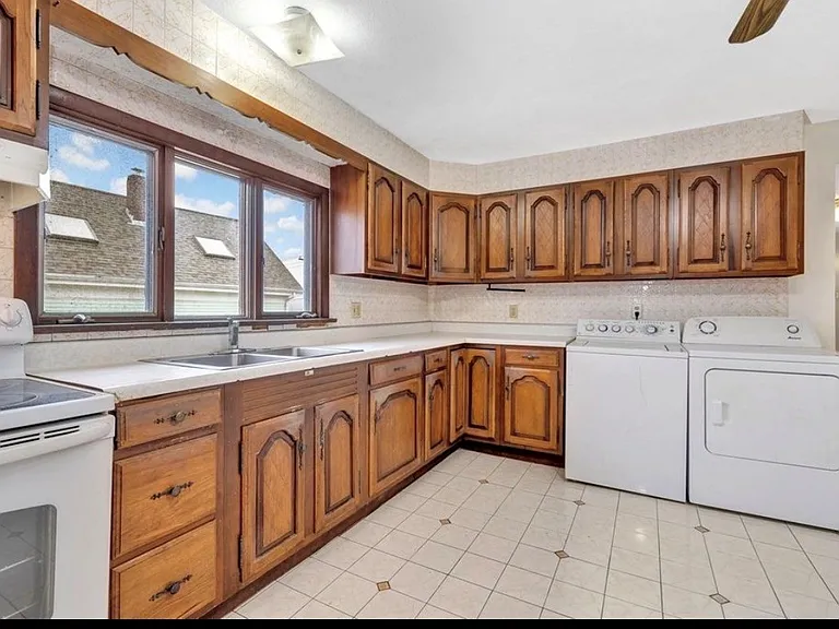 120 Washington St #1 — Photo 4