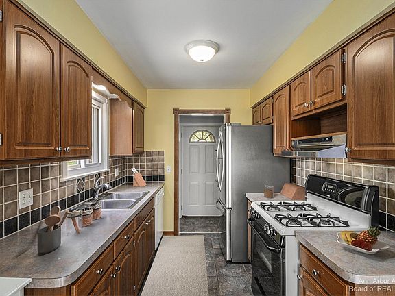 2nd image of 3300 Fernwood Ave