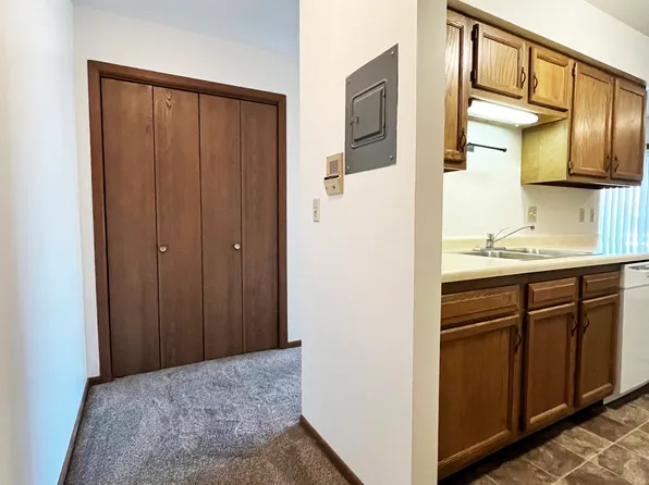 Roe Crest Apartments, 1620 Roe Crest Dr #12382368, Mankato, MN 56003