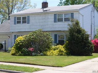 21 Timber Ln, Levittown, NY 11756