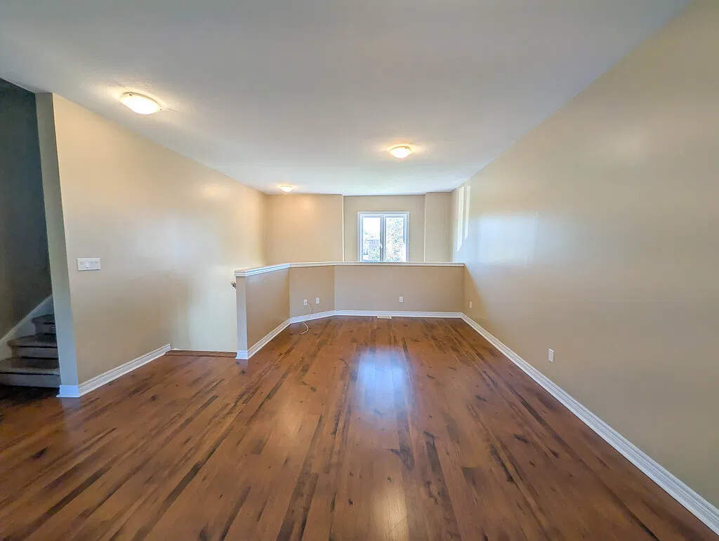 22 Carleton Street North — Photo 2