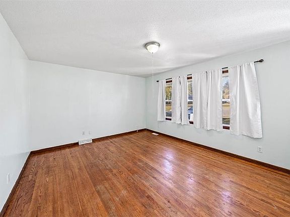 2nd image of 11617 Sycamore Dr