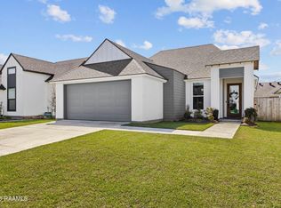 114 Lakes Edge Dr, Broussard, LA 70518
