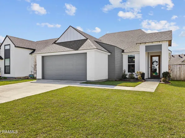 114 Lakes Edge Dr, Broussard, LA 70518