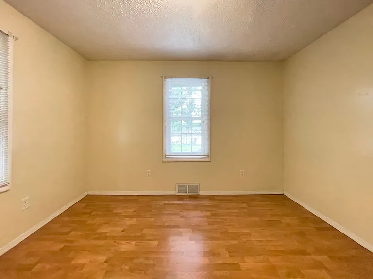 1512 N Woodridge Ave — Photo 16