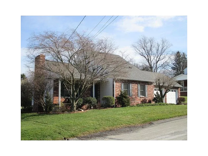 1030 Lakeview Dr photo 1