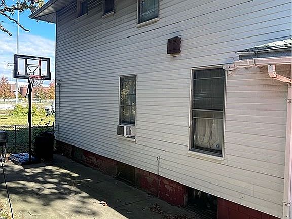 4th image of 1074 W Woodruff Ave