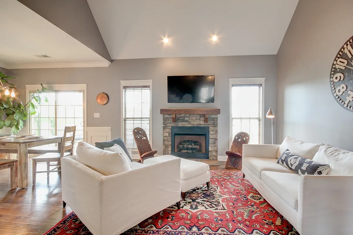 Spectacular Custom Home in Beautiful Farmington — Photo 2