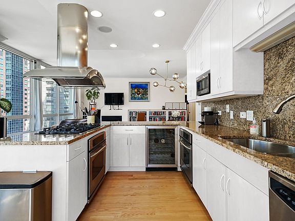 5th image of 55 E Erie St APT 1501