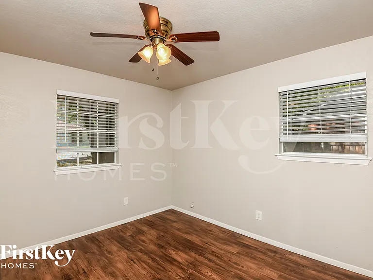 600 NW Chisholm Rd — Photo 13