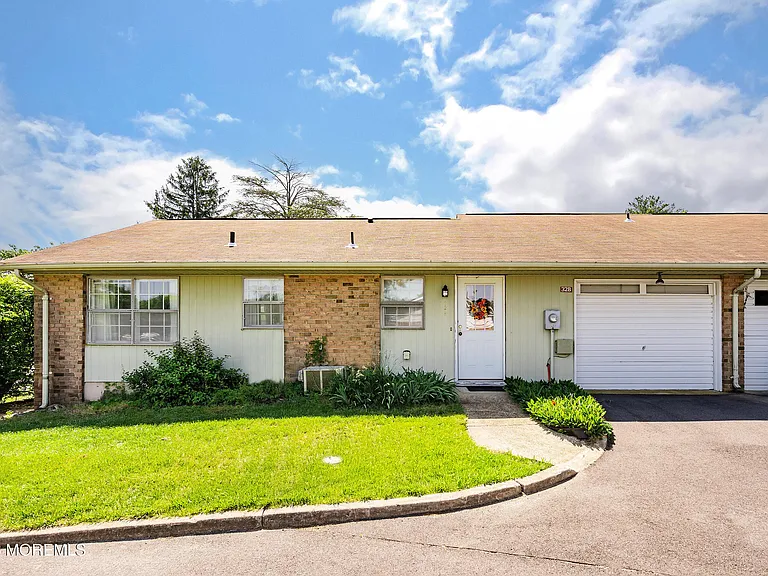 32 Buckingham Dr N #B — Photo 44