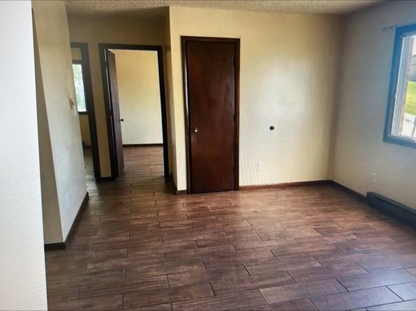230 N High St #4, Oxford, IA 52322
