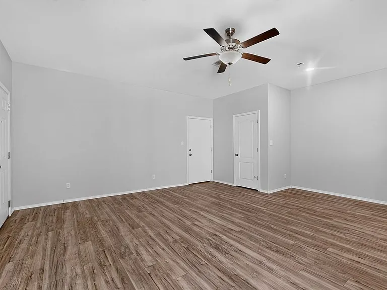 1504 Gulfstream Dr SE — Photo 2